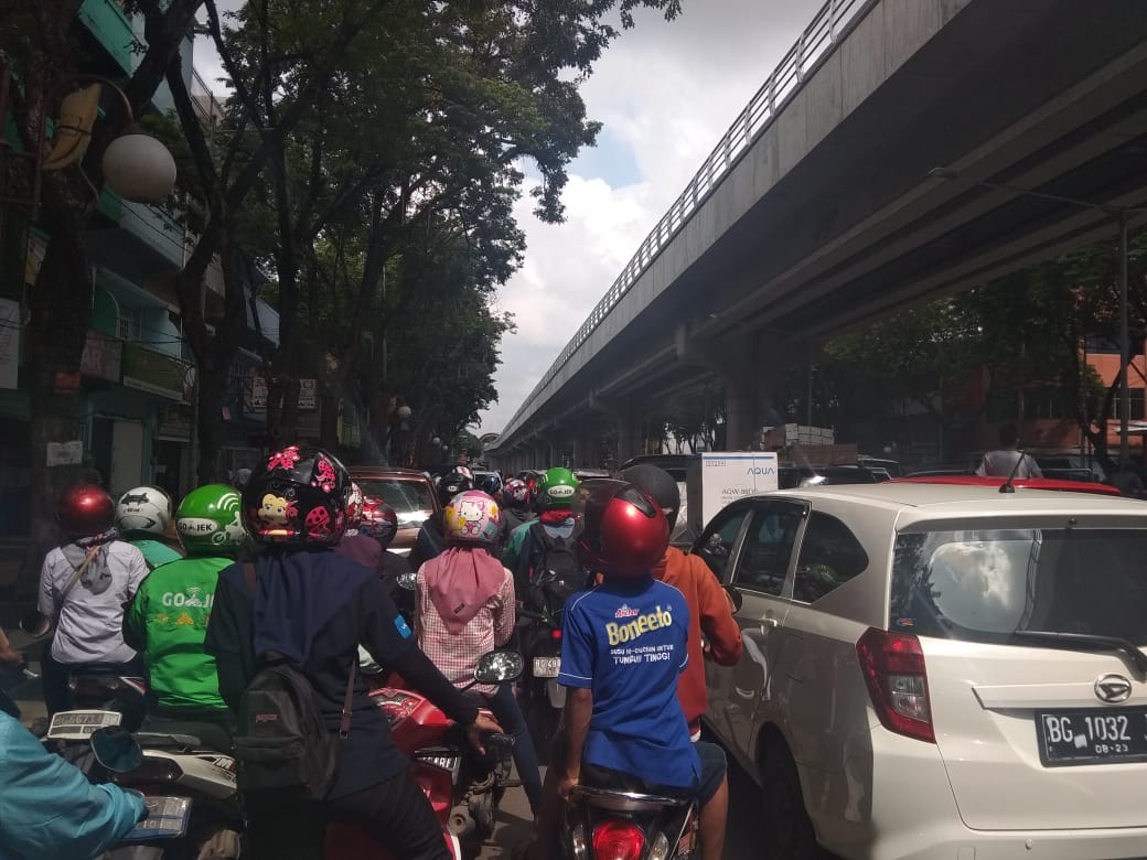 Blokir Jalan Sudirman, Pedagang Tolak Larangan Parkir