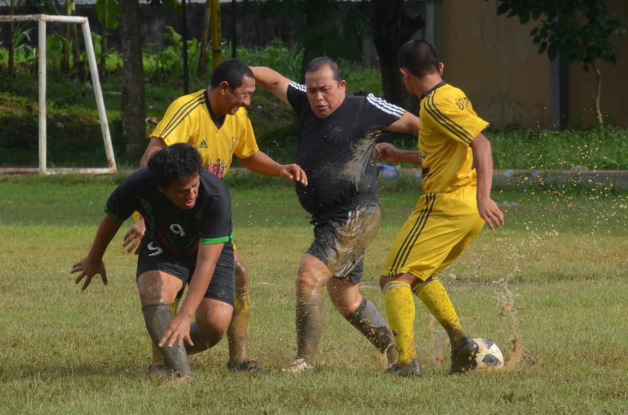 Cukur Jurnalis FC, Timnas All Star Beri Edukasi Bermain Bola yang Benar