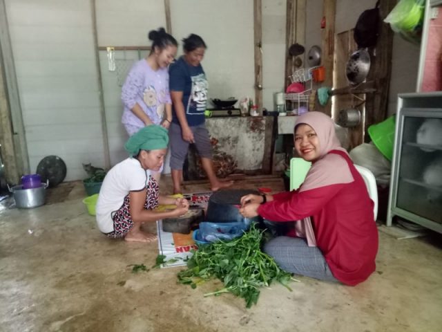 Kaloborasi Anggota Persit-Ibu Pulokerto di Dapur Umum TMMD