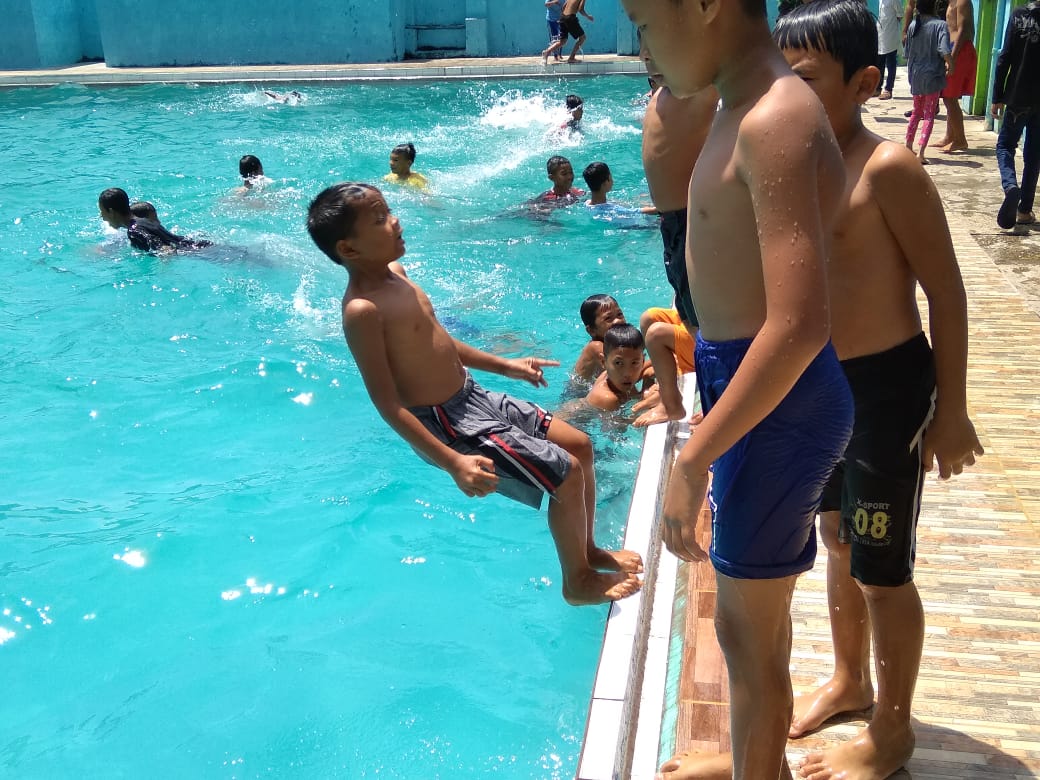Kebahagiaan Anak-anak Kampung Pulokerto Diajak ke Kolam Renang Garuda