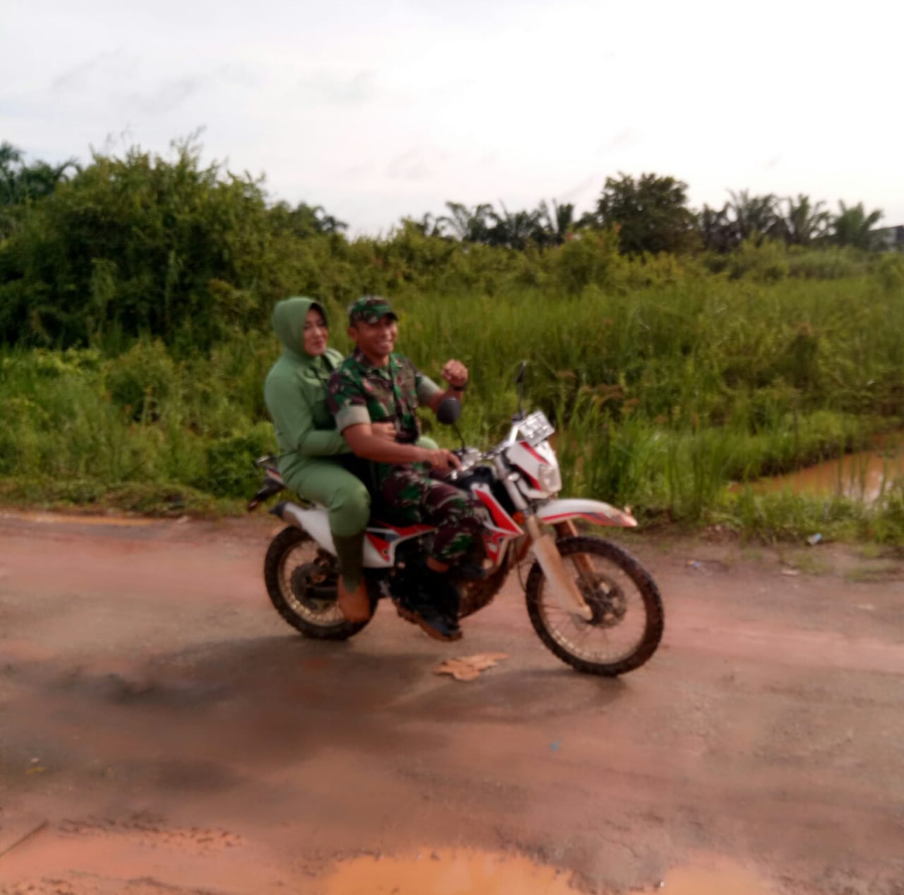 Mobdin Patah Roda As, Dansatgas Naik Motor Trail ke Lokasi TMMD