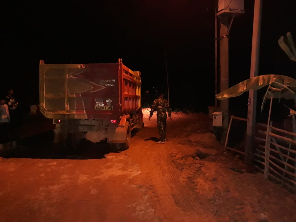 Kerja Target, Satgas TMMD Lembur Kerjakan Penimbunan Jalan di Malam Hari