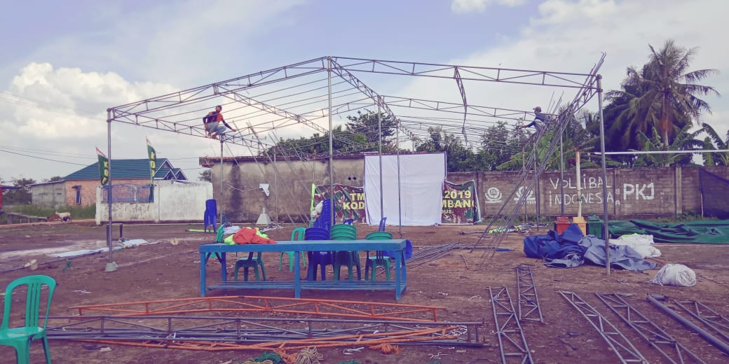 Satgas dan Warga Mendirikan Tenda untuk Nobar Film Soekarno
