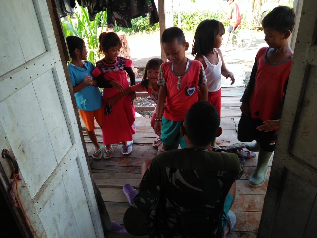 Isi Waktu Istirahat, Satgas TMMD Ajari Anak-Anak Kampung Pukokerto