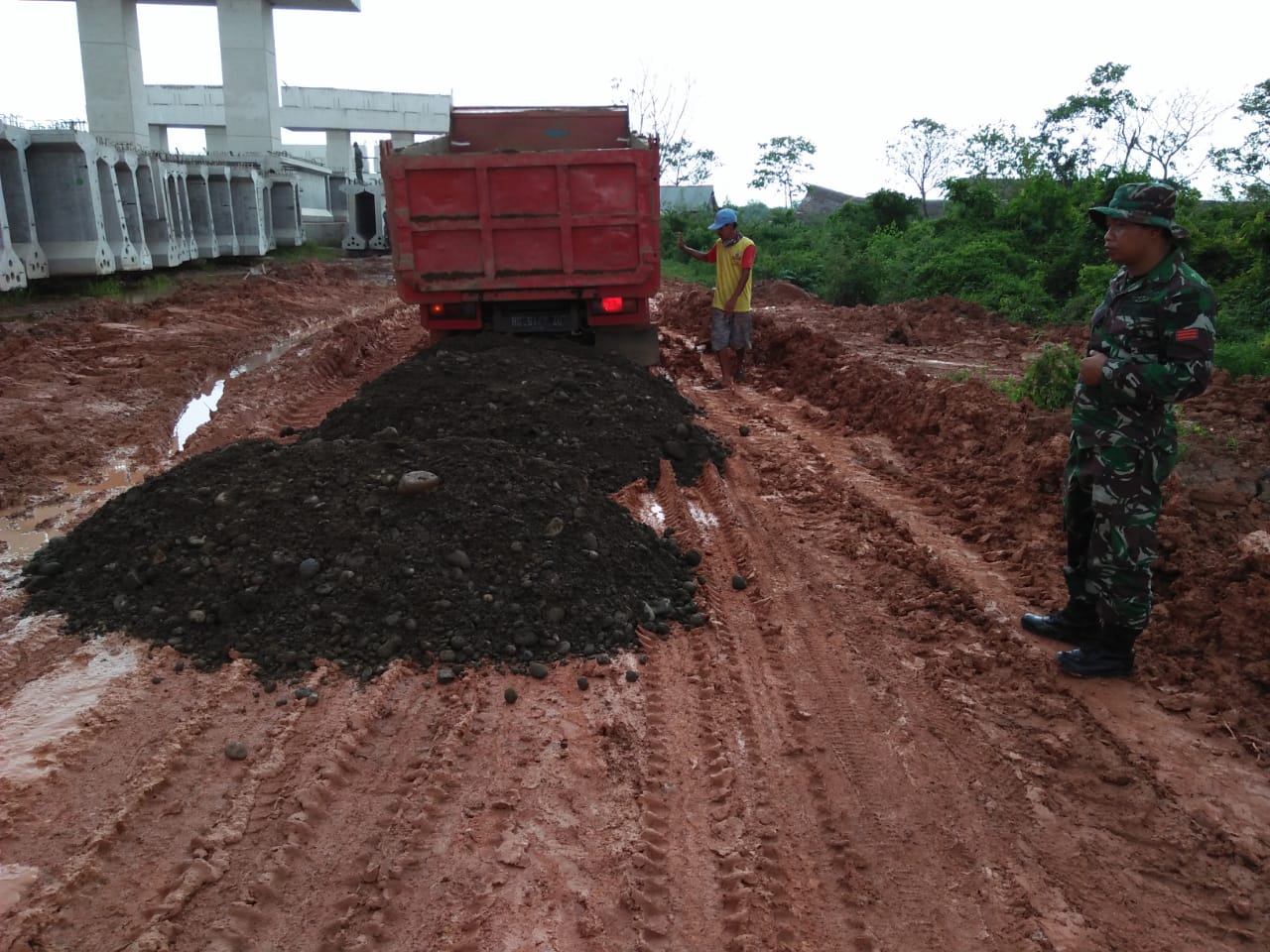 Satgas Perbaiki Jalan Utama Menuju Kampung Pulokerto