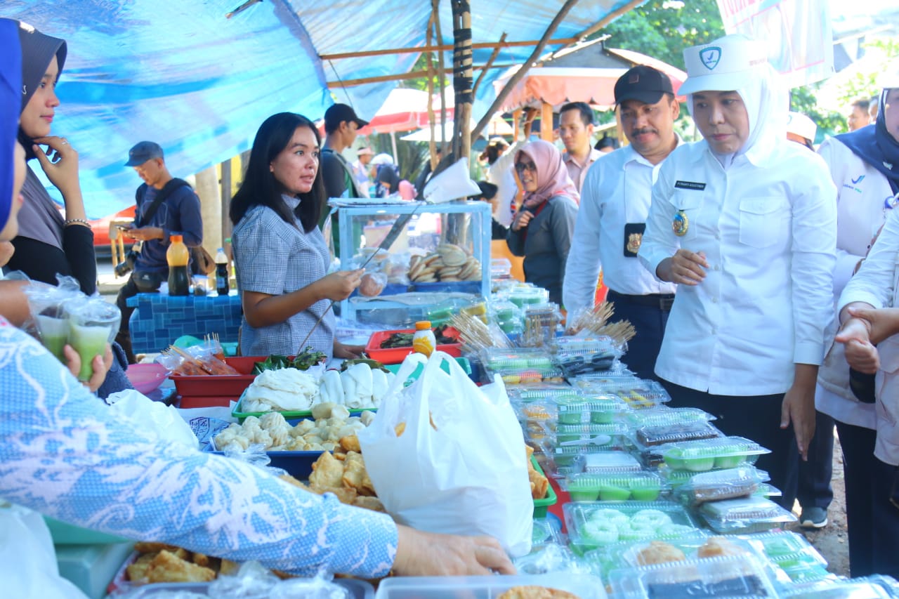 Sidak di Transmart dan Pasar Bedug Ratna, Fitri : Teliti Membeli Makanan
