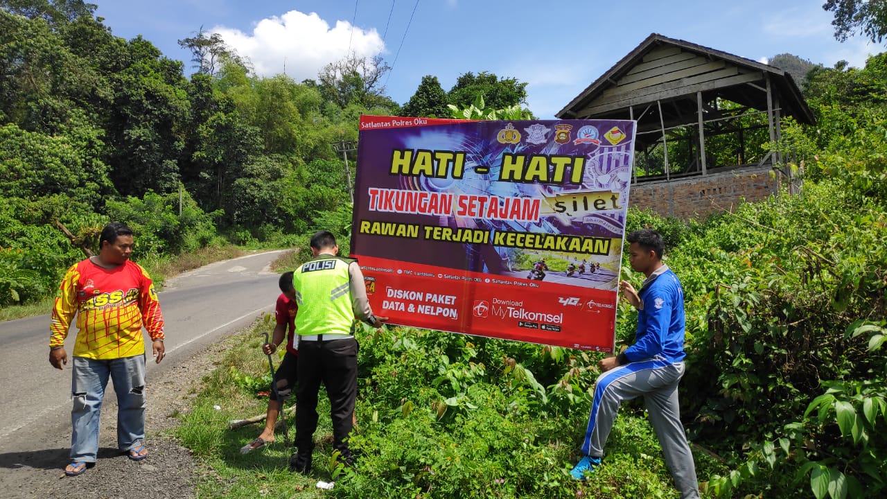 Sat Lantas Polres OKU Pasang Banner Himbauan Di Jalur Mudik Baturaja.