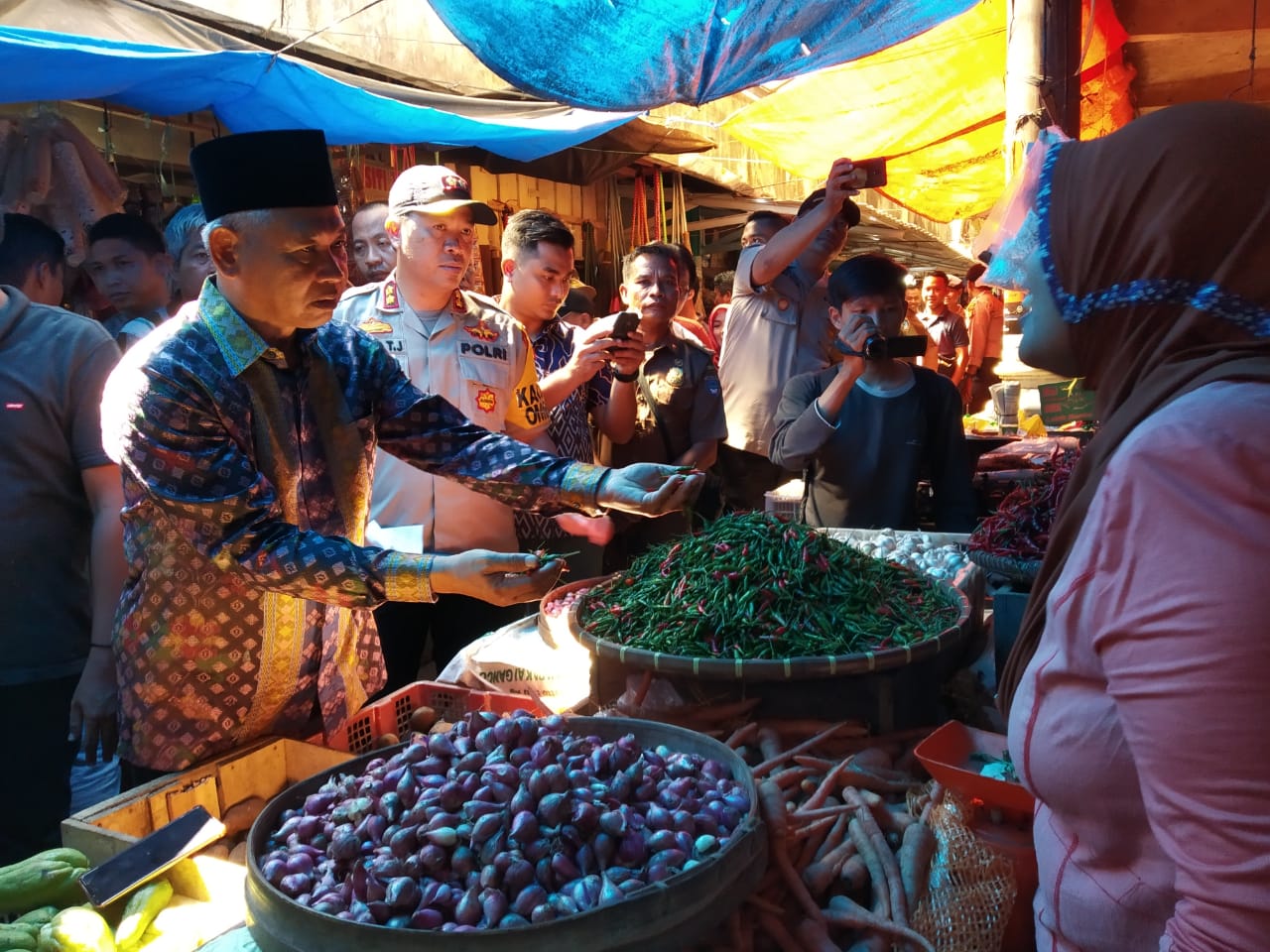 Pastikan Harga Dan Stok Sembako Aman, Bupati dan Kapolres OKU Timur Sidak Pasar Martapura