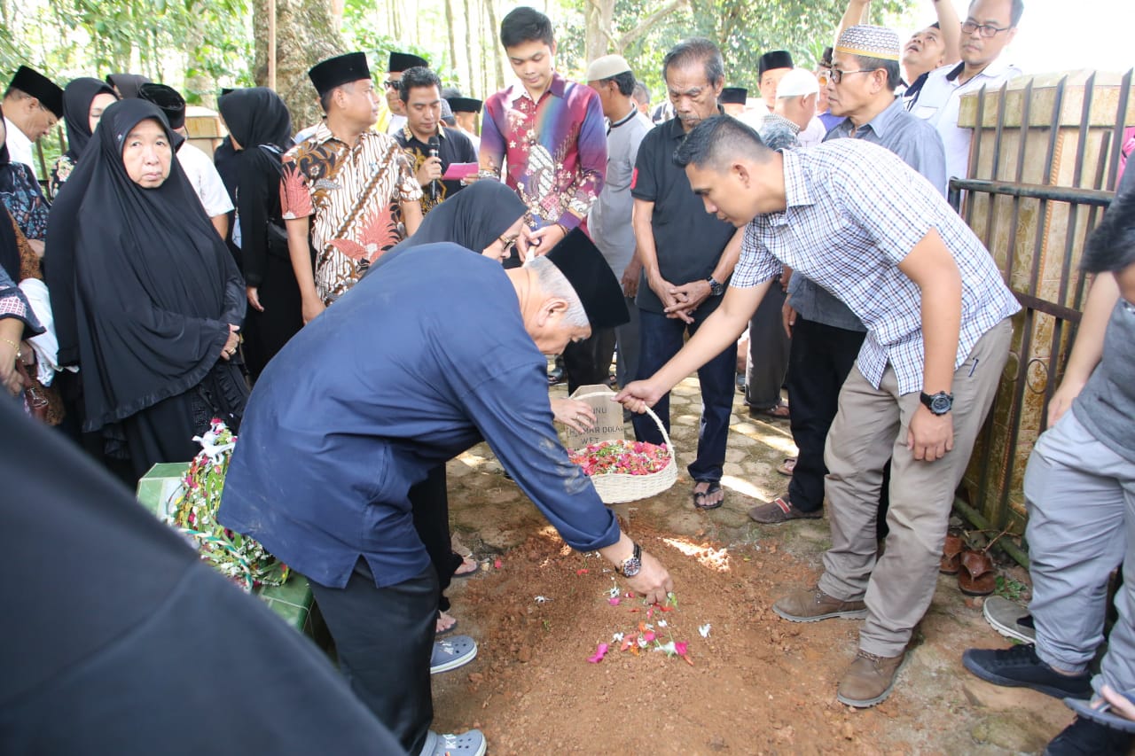 Ibunda Bupati OKU Di Makamkan Di TPU Tanjung Kemala