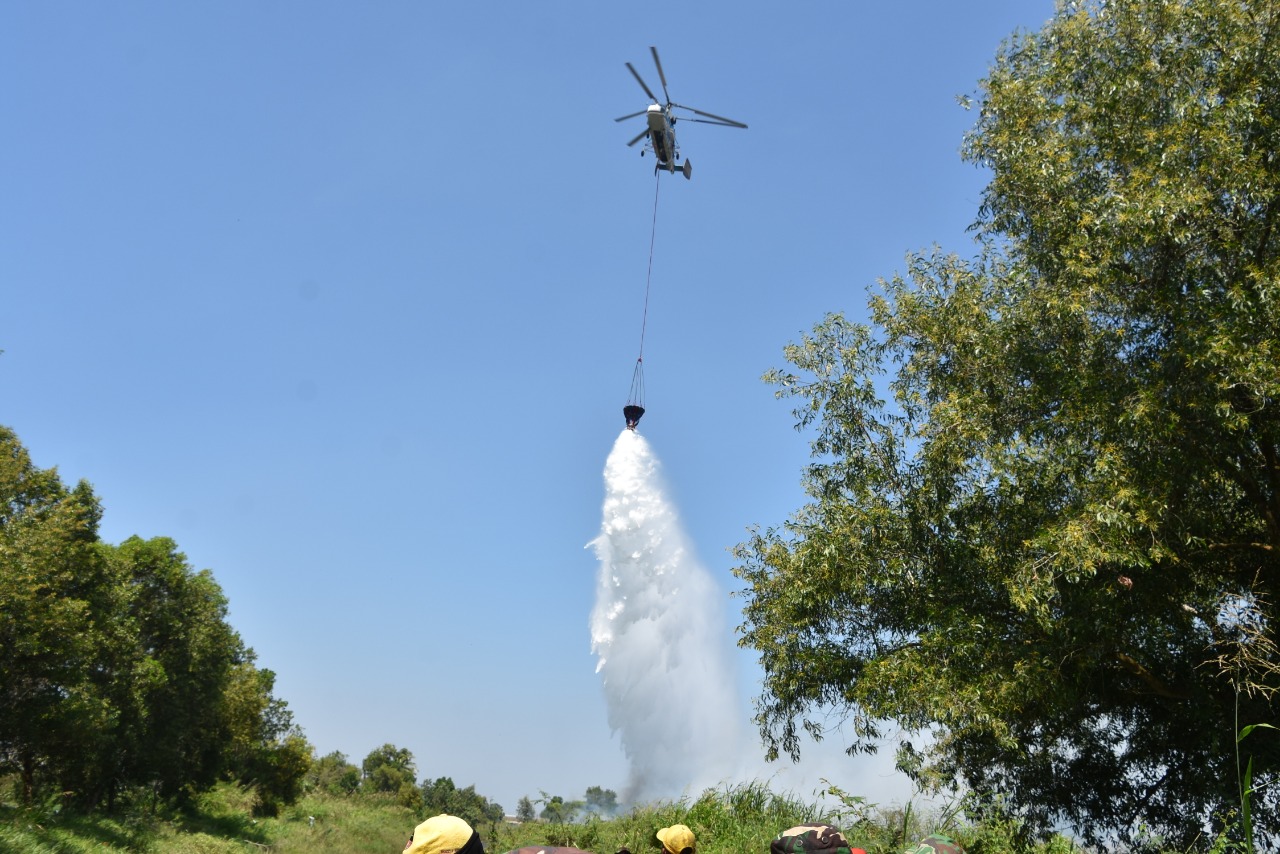 Turunkan Lima Helikopter Water Bombing untuk Padamkan Karhutla di Sumsel