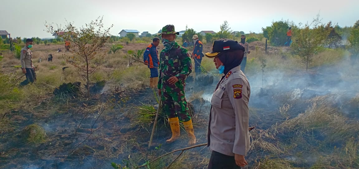 Dandim Muba Turun Langsung Padam Api di Lokasi Karhutla