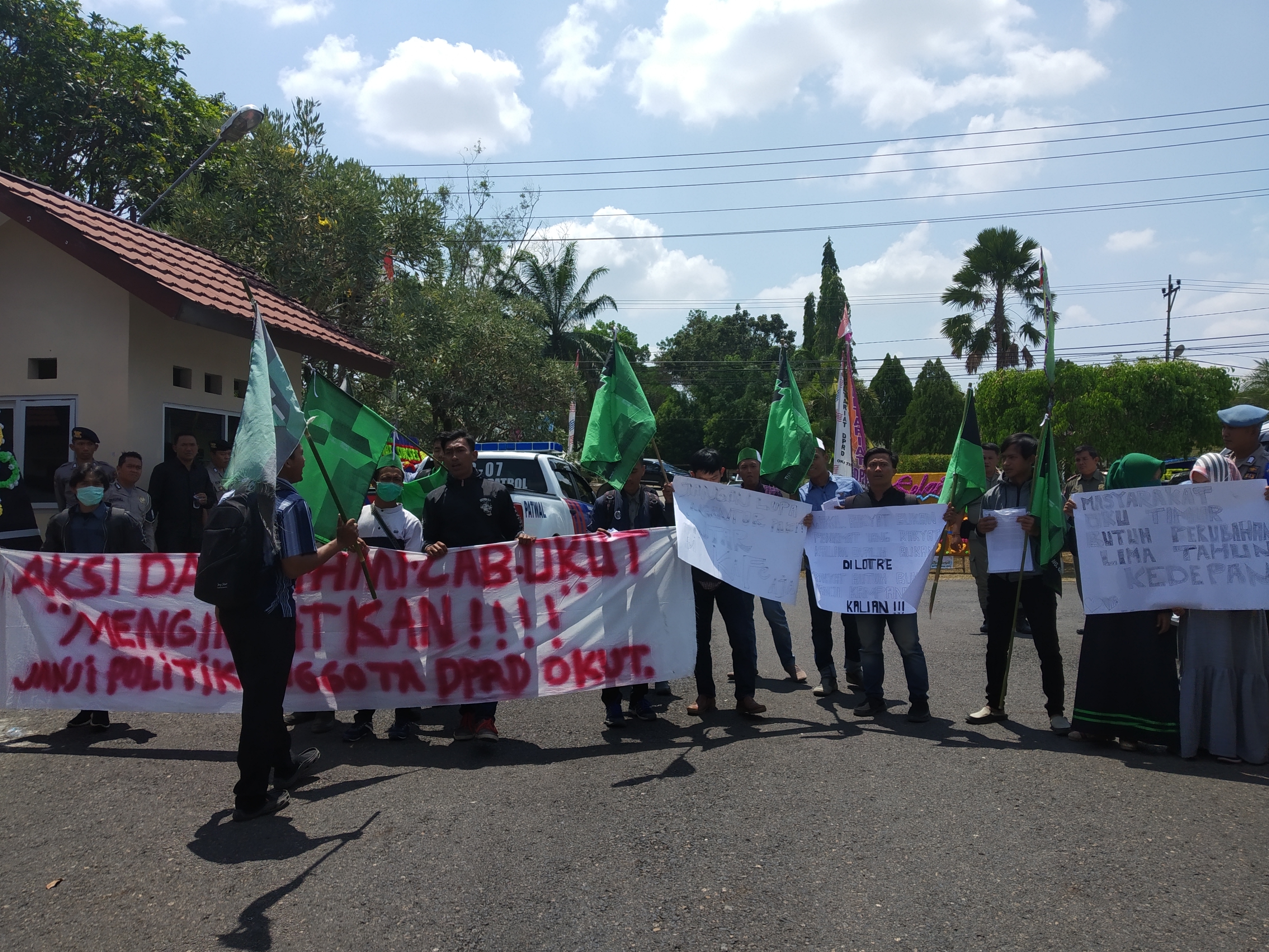 Pelantikan DPRD OKU Timur Terpilih Diwarnai Aksi Demo