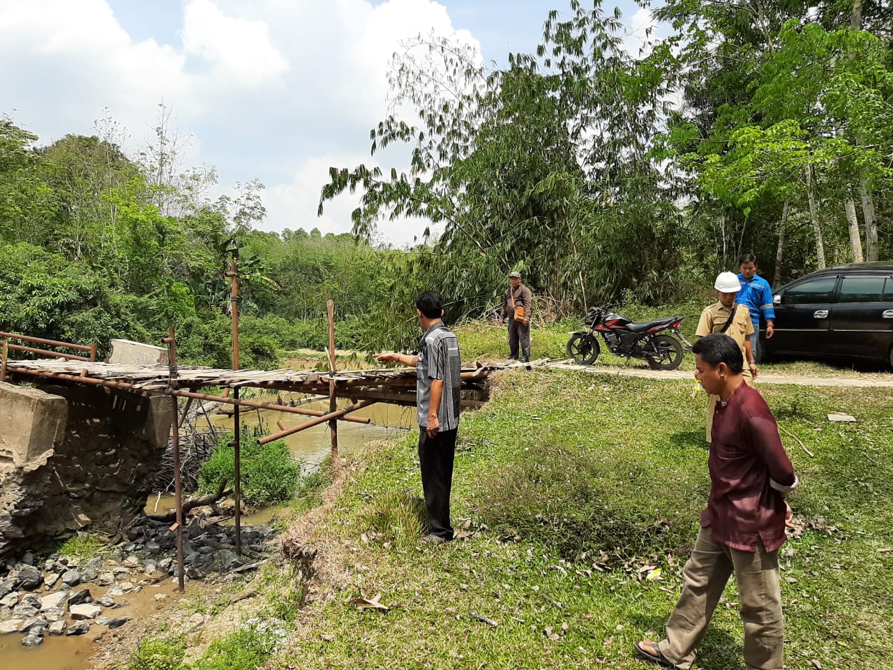 Jembatan Penghubung Desa Di Belitang II Mengkhawatirkan, Ancam Perekonomian Warga 