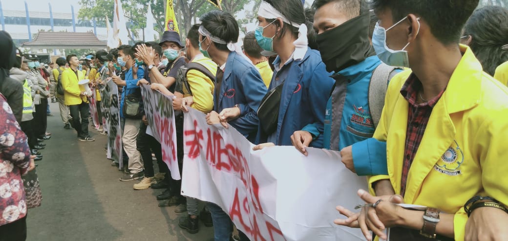 Demo Mahasiswa di Kantor Gubernur Ricuh
