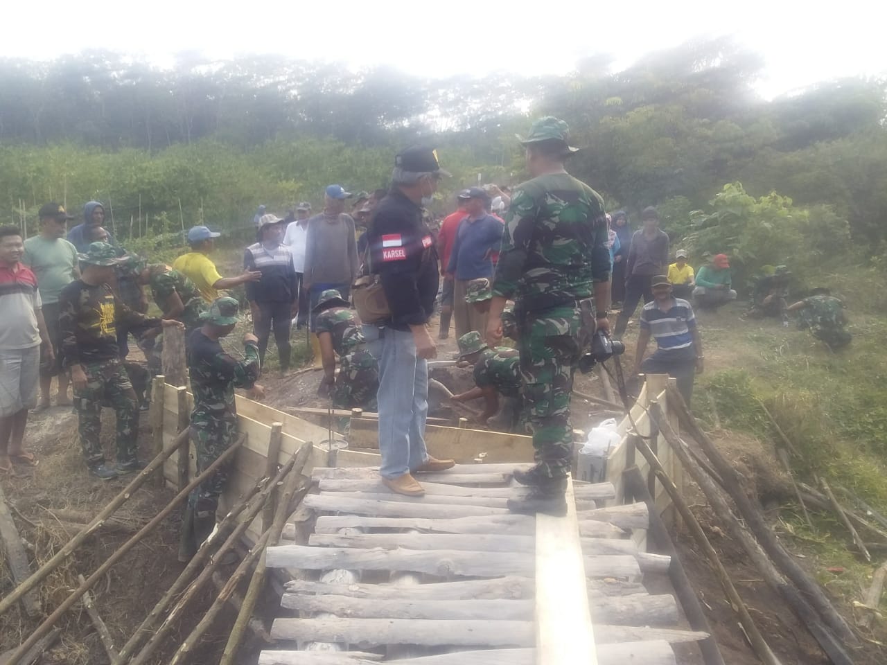Kades bahu Membahu Bersama Prajurit TNI dan Warga Bangun Jembatan