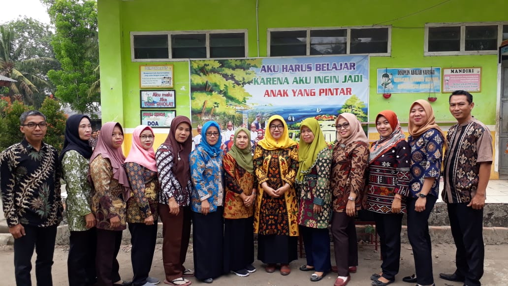 Hari Batik Nasional, Para Guru SDN 6 Gelumbang Kompak Pakai Batik 