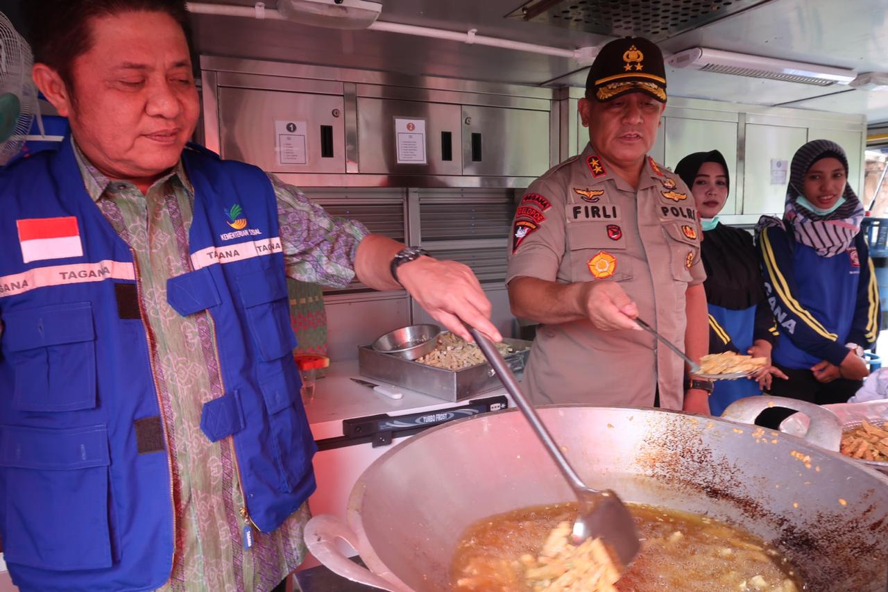 Gubernur dan Kapolda Kompak masak Bersama untuk Korban Kebakaran