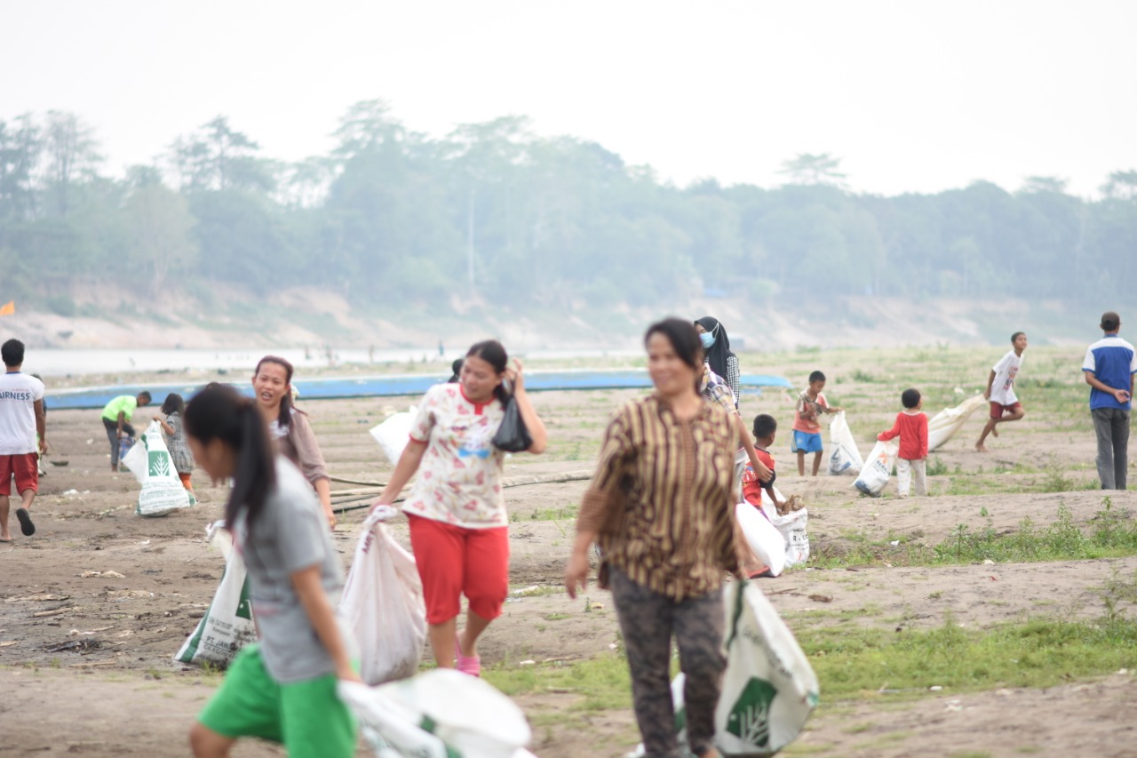 Peduli Lingkungan, MKGR Muba Gandeng Komunitas Bersih Sampah di Sungai