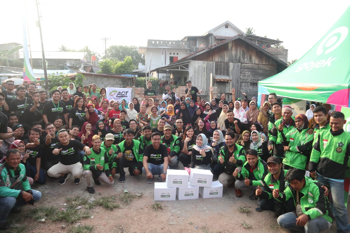 ACT Sumsel Kolaborasi Bersama Gojek, Berikan Ratusan Paket Pangan untuk Warga Prasejahtera