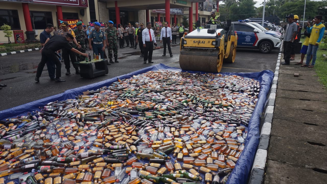 Ribuan Botol Miras Dimusnahkan Dengan Alat Berat