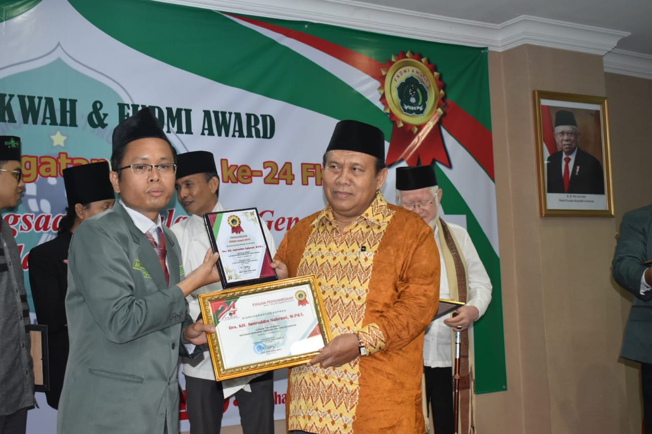 KH. Amiruddin Nahrawi Staf Ahli Gubernur Sumsel Raih Anugerah FKDMI Award 2019