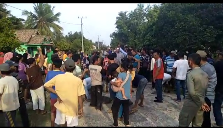 Masyarakat Desa Peracak Jaya Blokade Jalan, Tolak Penggantian PJS