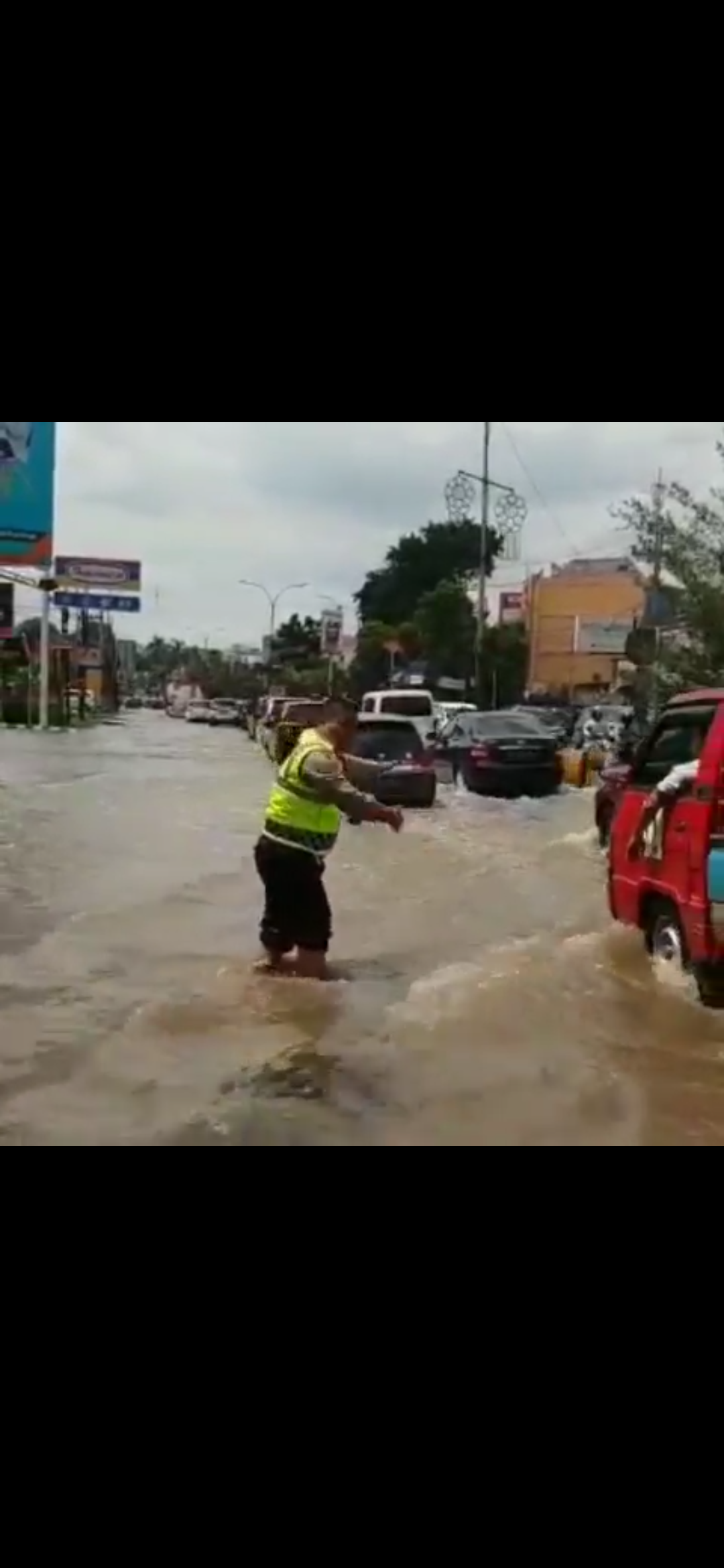 'Antisipasi Kemacetan' Anggota Sat Lantas Polrestabes Palembang Atur Lalin Saat Banjir