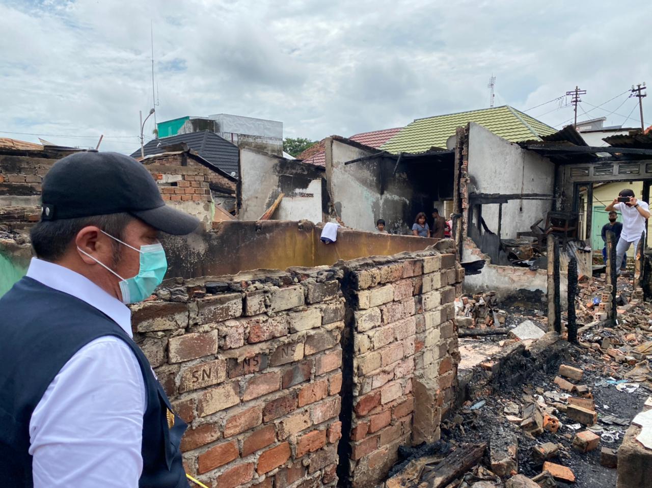 Gubernur Berikan Bantuan Uang Sewa Rumah untuk Puluhan KK Korban Kebakaran Pasar Gubah 