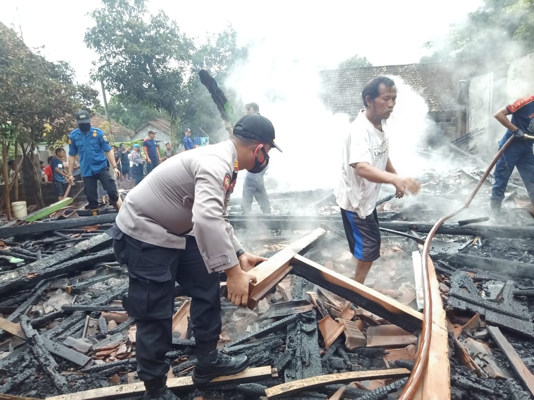 Pagi Buta, Dua Rumah Terbakar di Gumawang