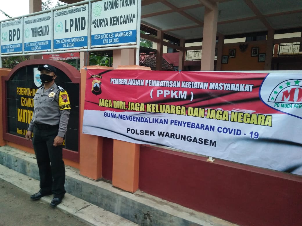 Polsek Warungasem Pasang Banner PPKM, Imbau Masyarakat Patuhi Protokes