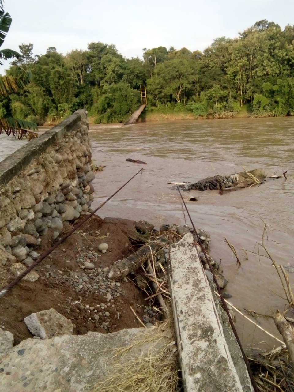 Pemda OKUS Segera Perbaiki Jembatan Gantung Desa Tanjung Sari