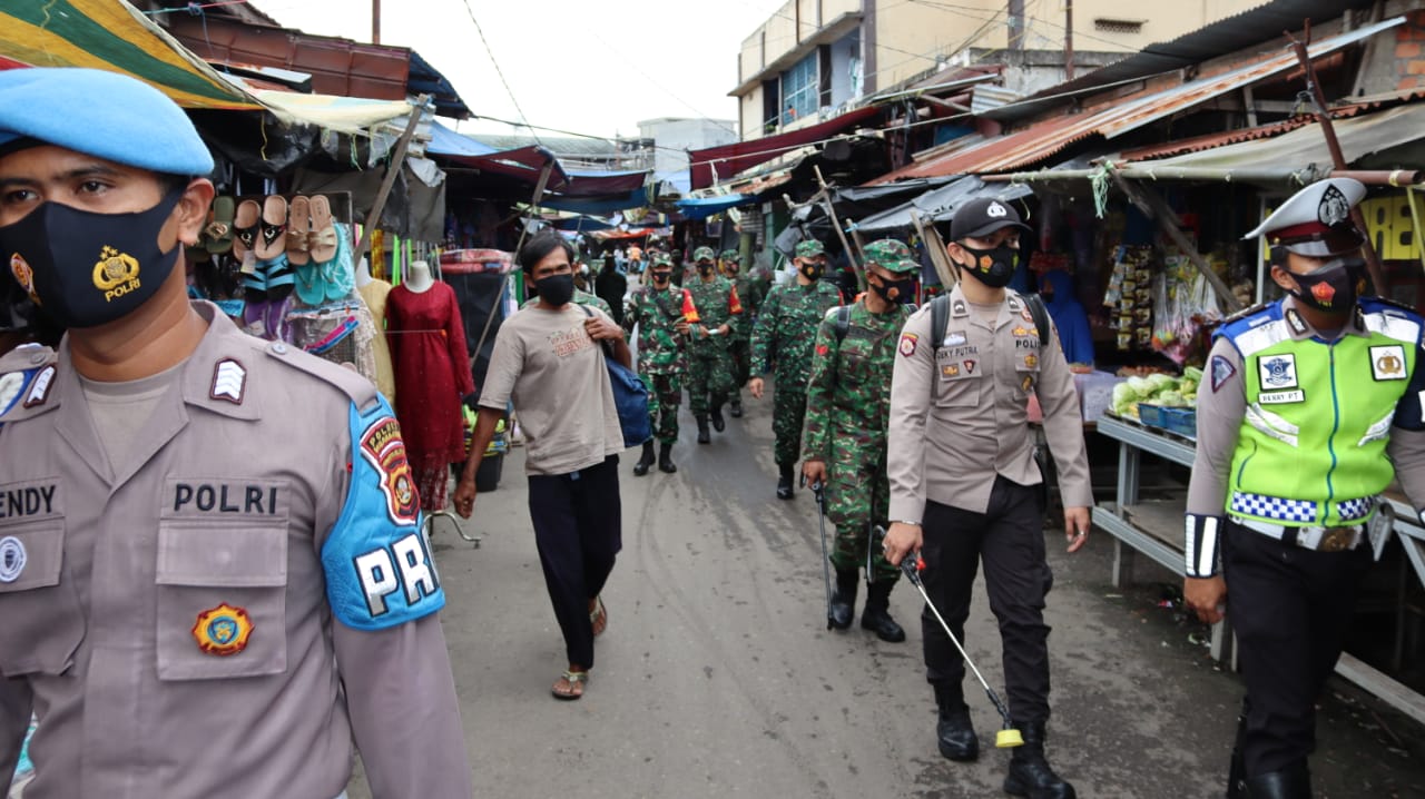 Polisi dan TNI Siram Pasar dan Simpang Monpera Tanjung Enim