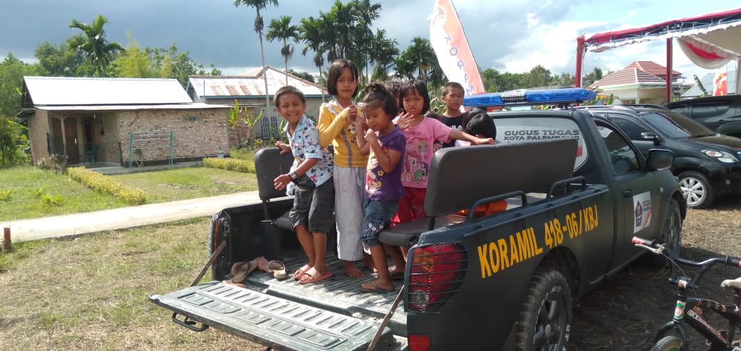 Senangnya Anak - anak Naik Mobil Dinas TNI