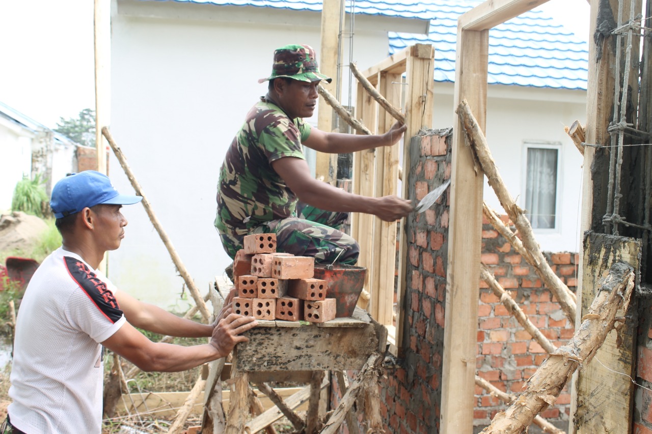 Pembangunan Rumah Kalena Mulai di Pasang Pintu Kusen dan Jendela