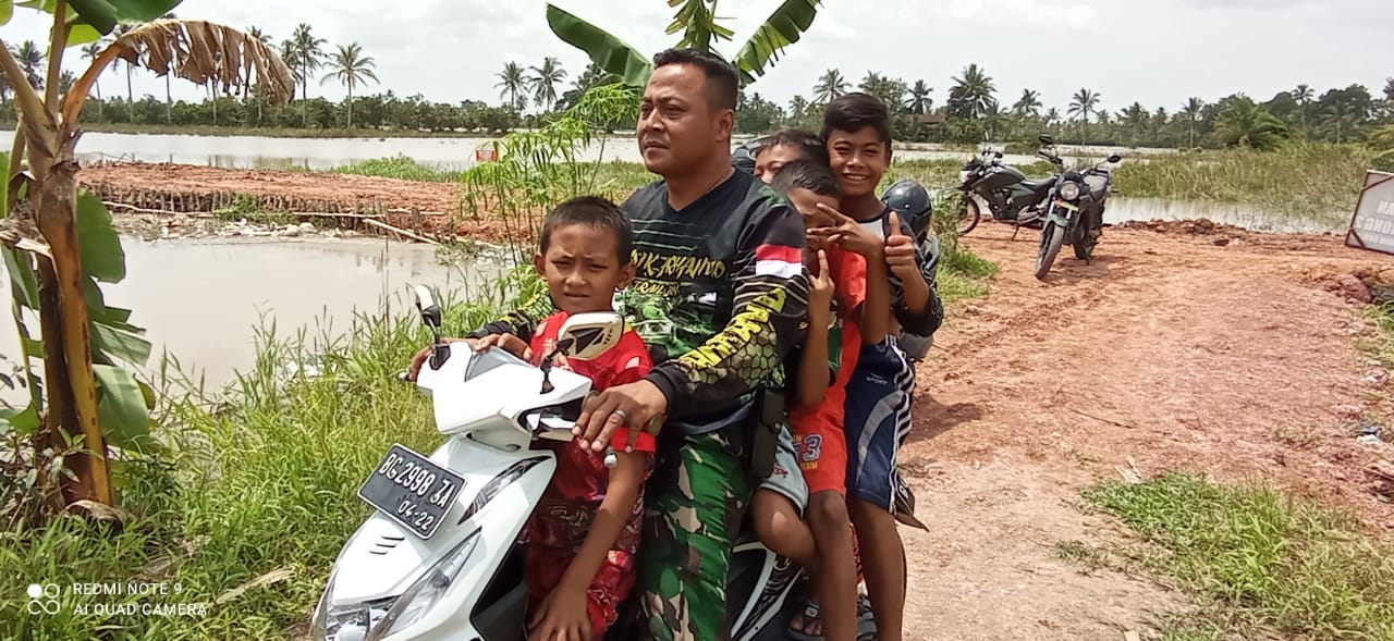 Pakai Motor, Satgas Bawa Anak-anak Sungai Jawi Keliling Lihat Lokasi TMMD