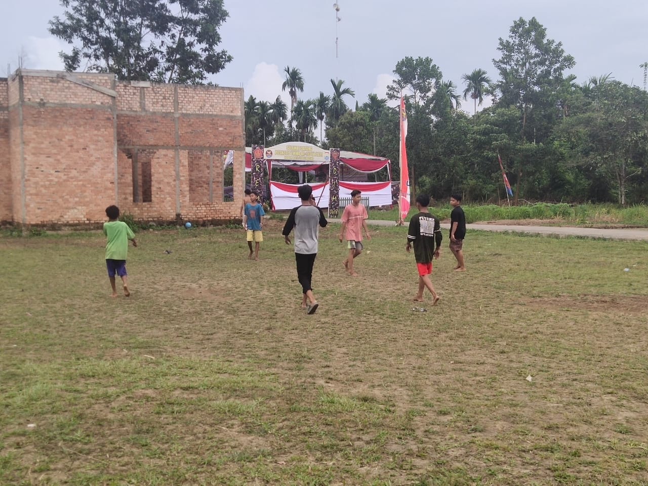 Meski Pakai Bola Plastik, Anak-Anak Sungai Jawi Terlihat Senang Main Bersama Satgas