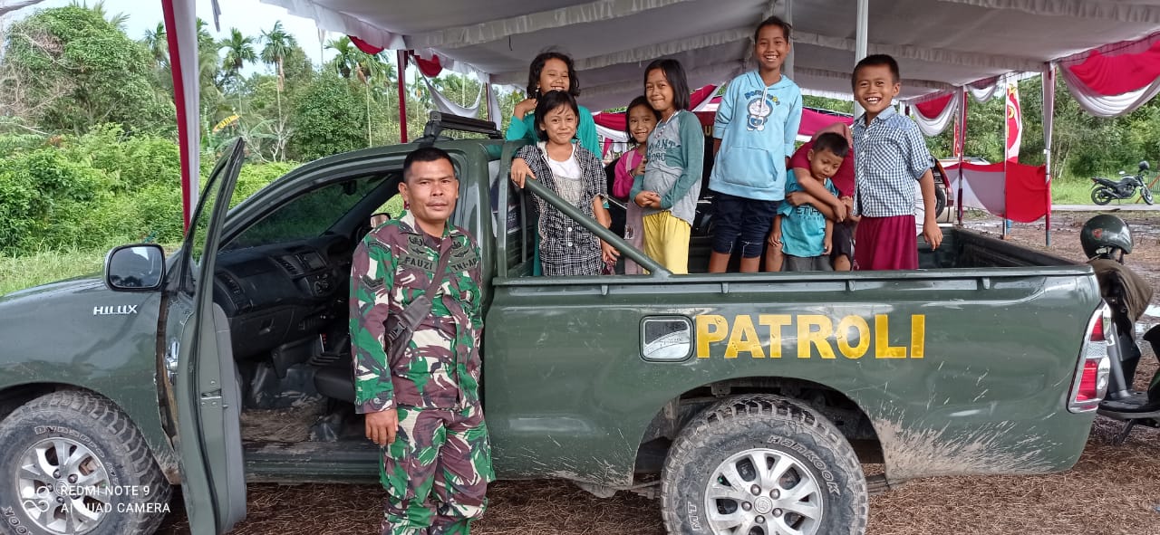 Senangnya Anak-anak Sungai Jawi Dibawa Keliling Naik Mobil Tentara
