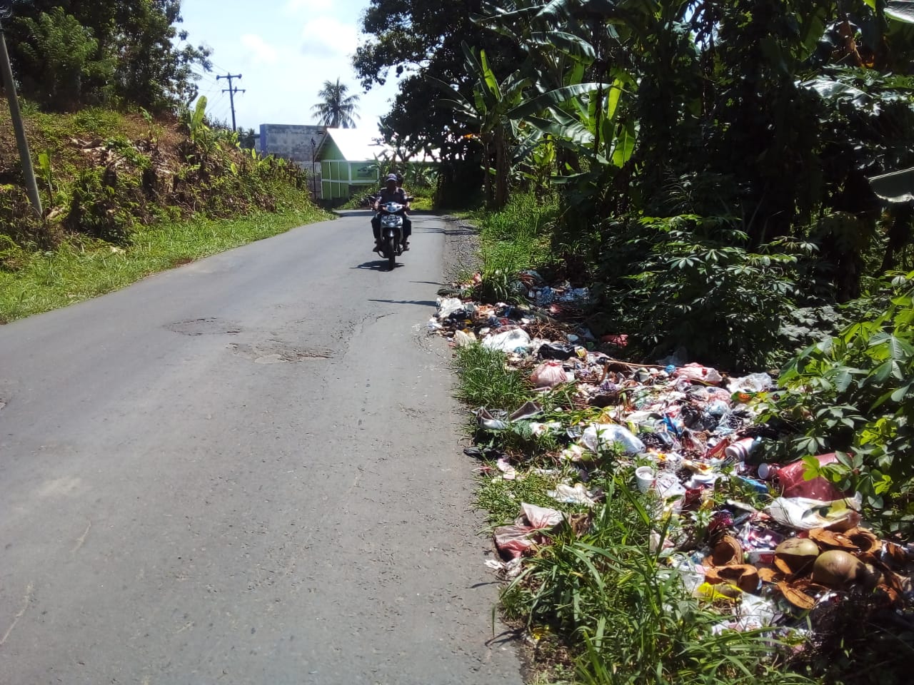 Tumpukan Sampah di Jalan, Kades Tanjung Sari Tidak Mengetahuinya