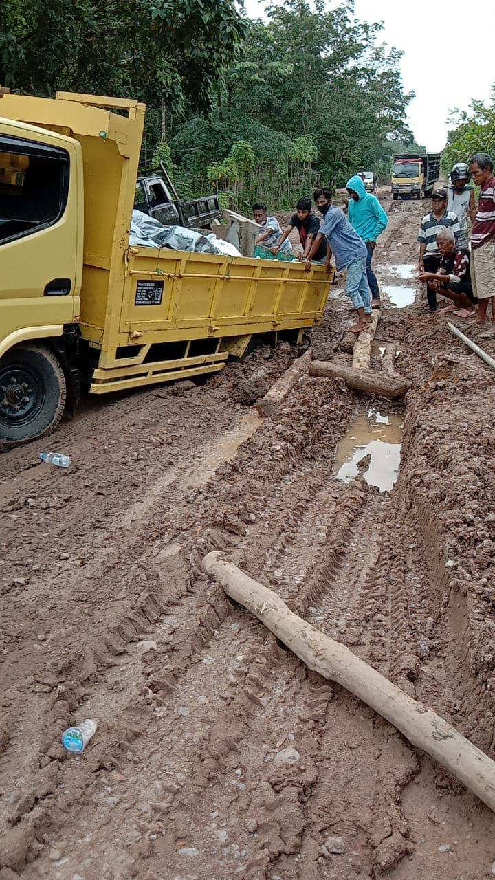 Tembus Medan Sulit, PLN Listriki 947 Pelanggan di Kecamatan Sungai Menang Sumsel