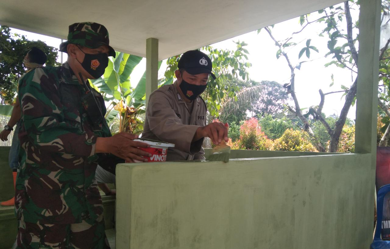Saling Bersinergi Prajurit TNI dan Polri Gotong Royong Kerjakan Pos Kamling