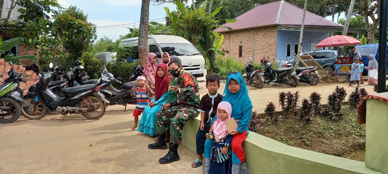 Anak - anak Lorong Jawi Senang Ngobrol Bareng Anggota Satgas TMMD Kodim Palembang
