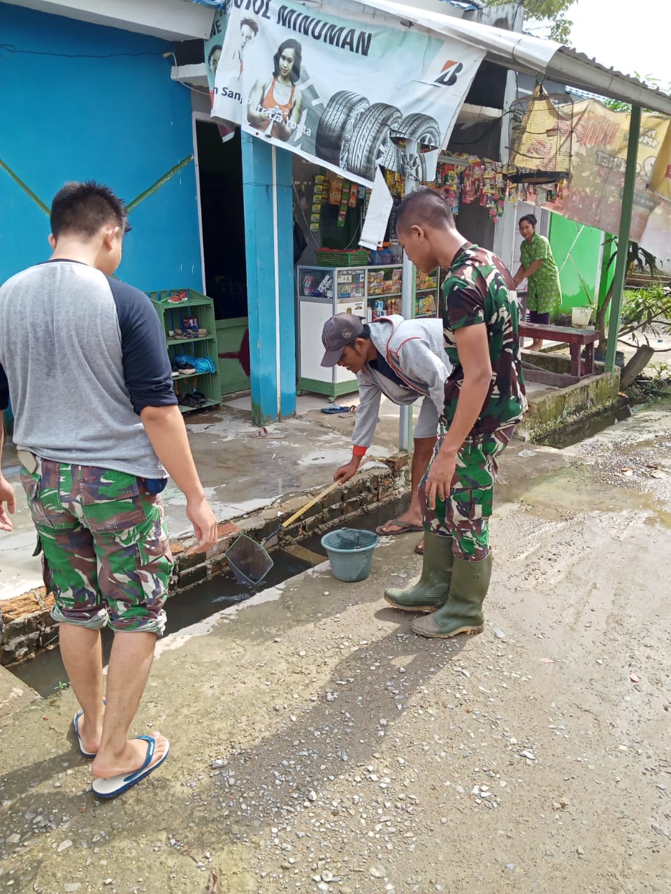 Gotong Royong Satgas Bersihkan Selokan Air di Pemukiman Warga Kampung Jawi