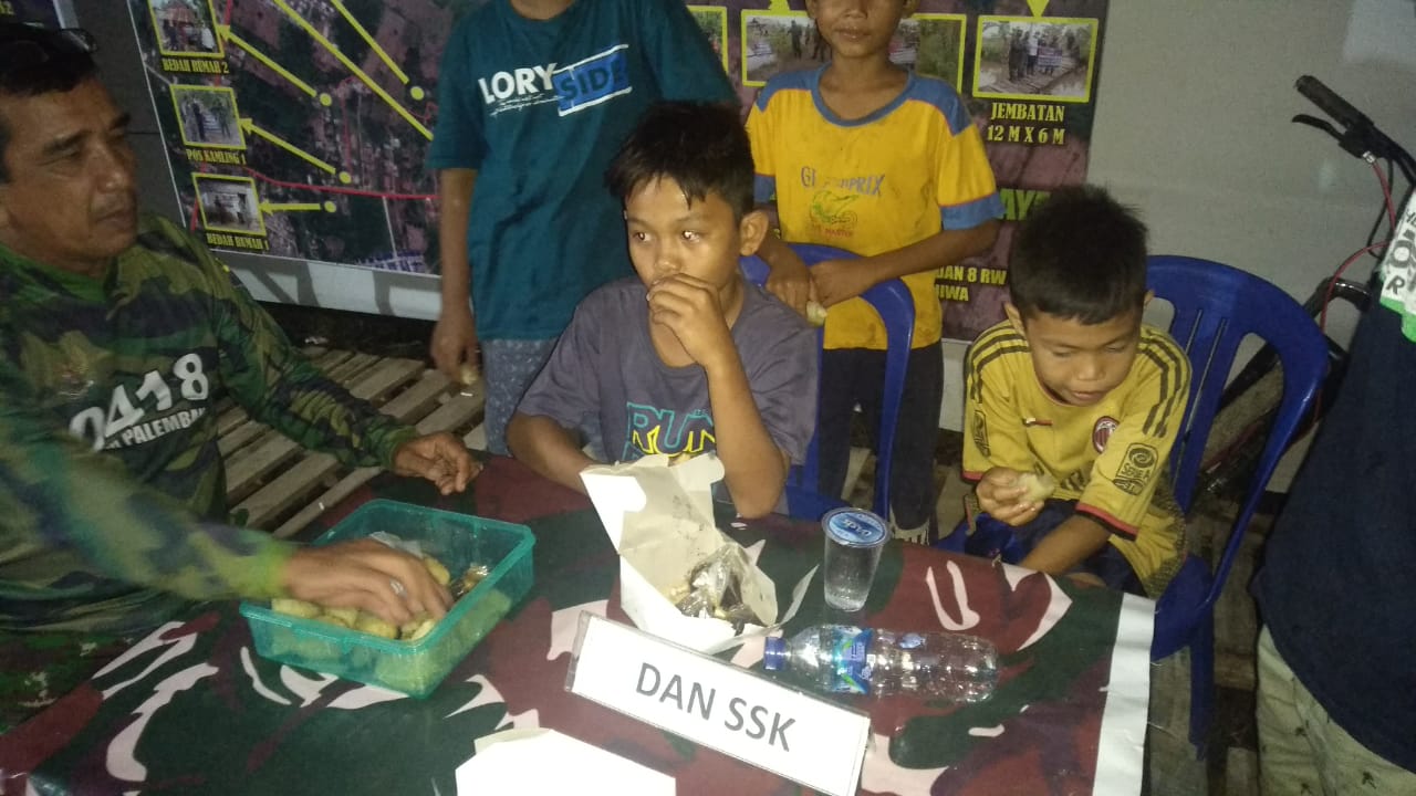 Satgas TMMD Kodim Palembang Nobar dengan Anak - anak Lorong Jawi