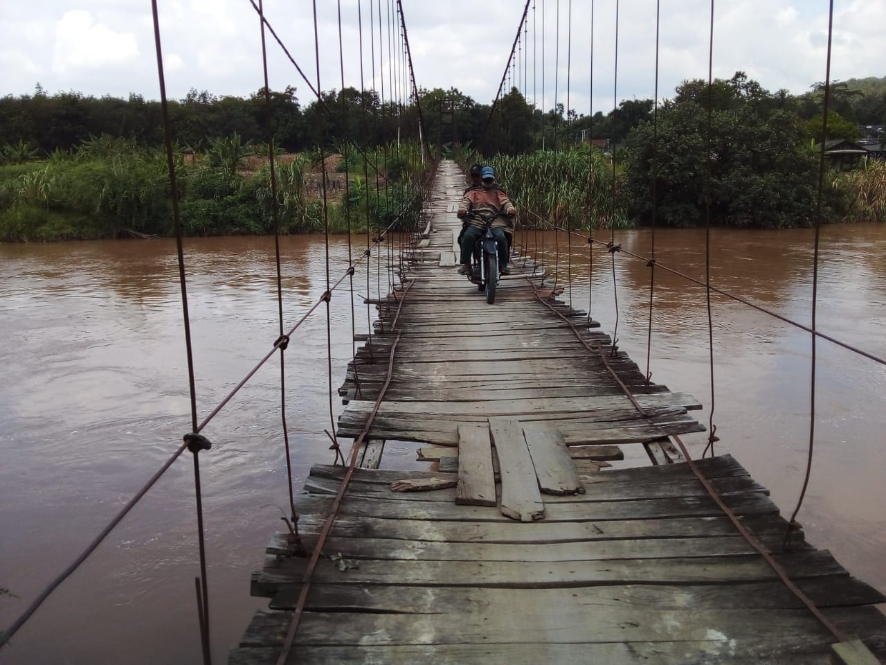 Jembatan Gantung Desa Damarpura Rusak, Warga Minta Pemkab Segera Memperbaikinya