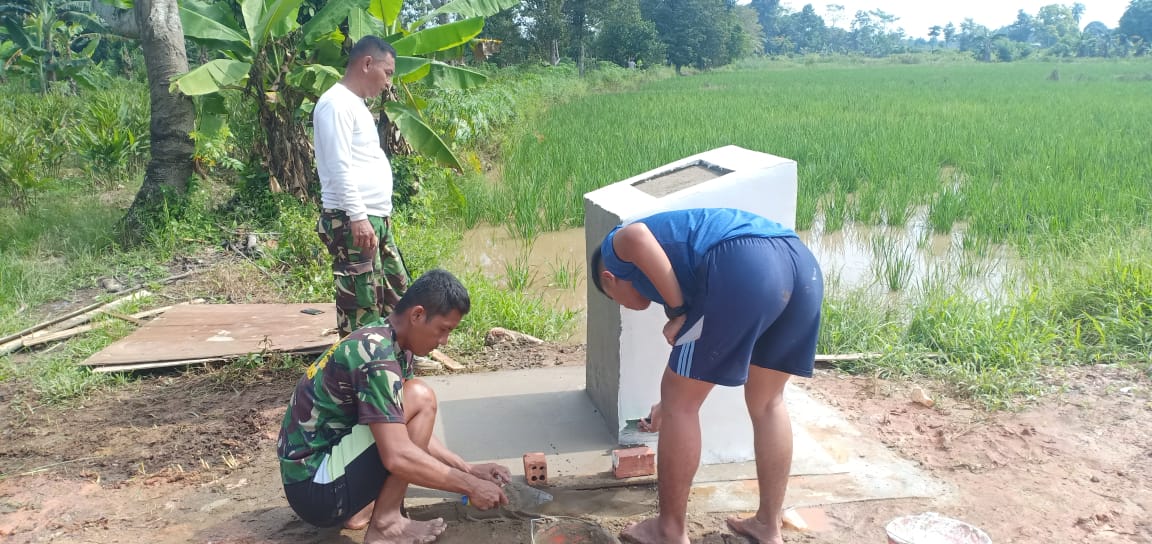 Warga Tak Henti Terus Berpartisipasi Sukseskan TMMD di Kampung Jawi