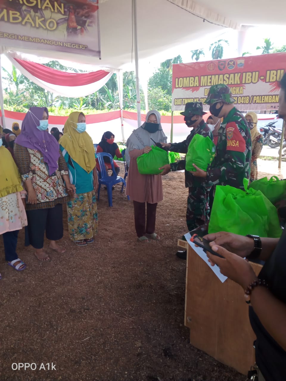 Kembali Bagikan Sembako Pelaksanaan Akhir TMMD di Kampung Jawi