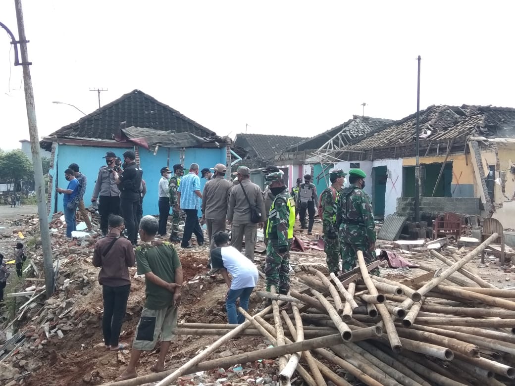 Petugas Gabungan Bantu Pemkab Mengamankan Pembersihan Lokasi Yang Akan di Jadikan Islamic Center Batang