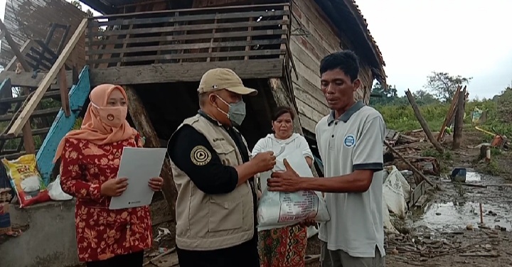 Disapu Puting Beliung, Dinsos Baznas Hingga TNI di Muba Bantu Keluarga Kusnadi