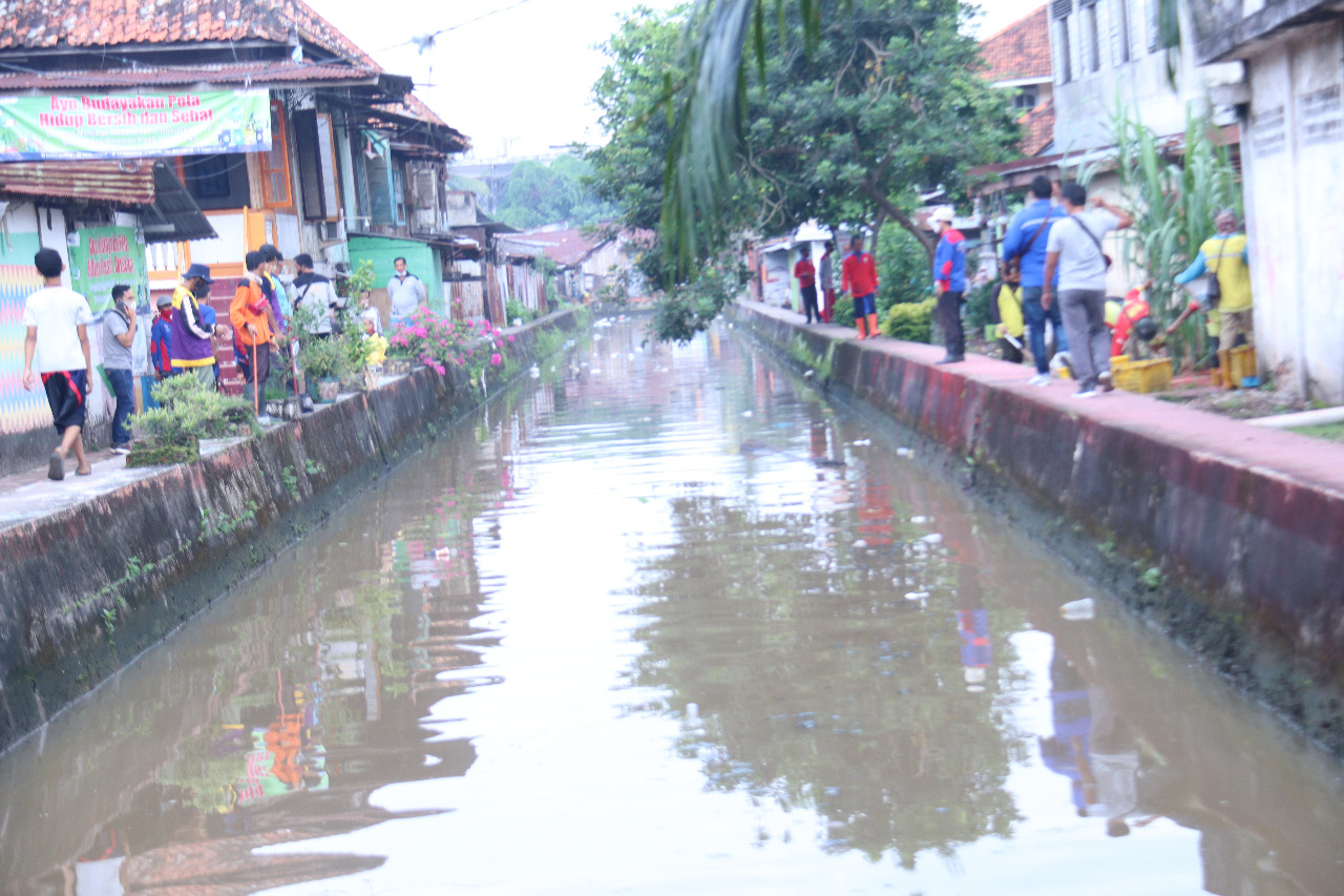 Dinas PUPR Palembang Gotong Royong Bersihkan Sampah di Sungai Rendang