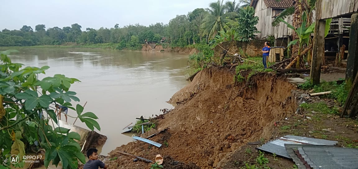 Tergerus Arus Sungai Ogan, Belasan Rumah di Desa Kedondong OKU Nyaris Longsor